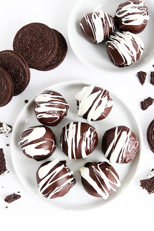 Oreo Balls Are An Easy No-Bake Treat Made With Crushed Up Oreo Cookies, Cream Cheese, And Chocolate. Oreo Balls Are A Favorite Christmas Or Anytime Treat! #Oreo #cookies #dessert #nobake #chocolate #truffles Easy Oreo Balls Recipe