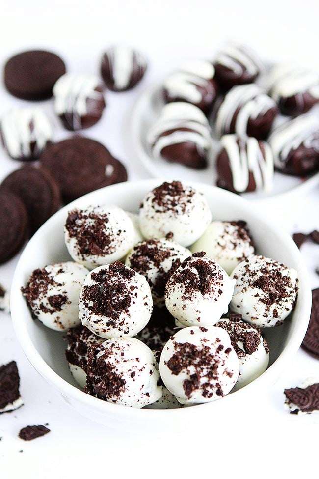 Oreo Balls Are An Easy No-Bake Treat Made With Crushed Up Oreo Cookies, Cream Cheese, And Chocolate. Oreo Balls Are A Favorite Christmas Or Anytime Treat! #Oreo #cookies #dessert #nobake #chocolate #truffles Oreo Balls