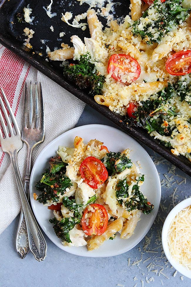 Sheet Pan Pasta Bake with chicken is the perfect quick and easy family dinner! #sheetpan #dinner #pasta #pastabake #chicken #bakedpasta #onepan #easydiinner #easyrecipe Sheet Pan Pasta Bake with Chicken