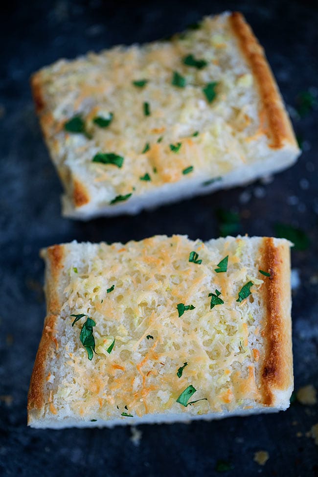 How To Make The BEST Garlic Bread! Homemade Garlic Bread Is Easy To Make And A Great Side Dish To Almost Any Meal. #garlicbread #bread #sidedish #garlic #Italian #easyrecipe Easy Garlic Bread Recipe