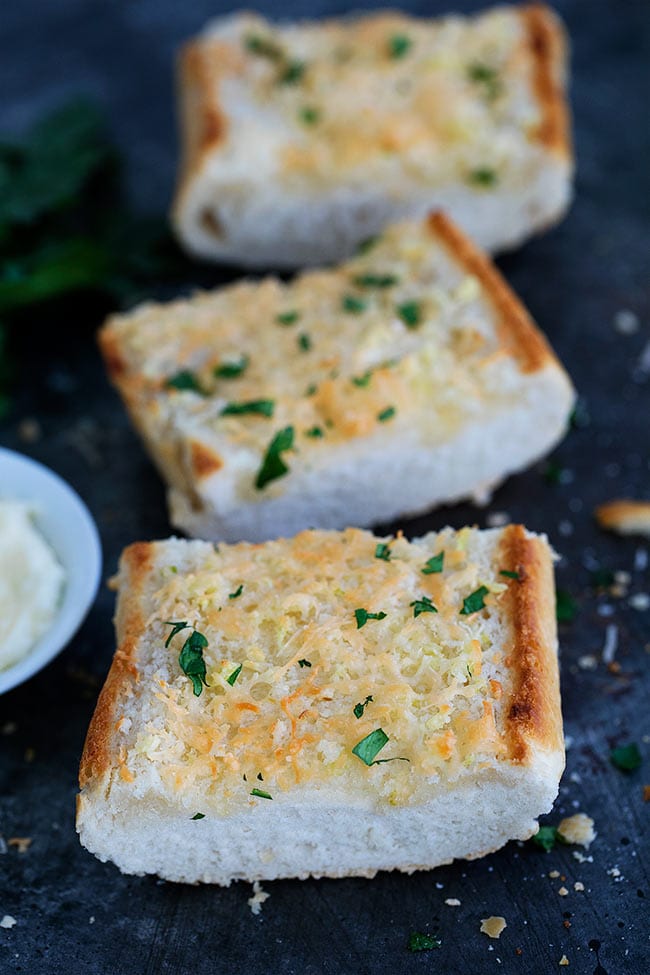 How To Make The BEST Garlic Bread! Homemade Garlic Bread Is Easy To Make And A Great Side Dish To Almost Any Meal. #garlicbread #bread #sidedish #garlic #Italian #easyrecipe Best Garlic Bread Recipe