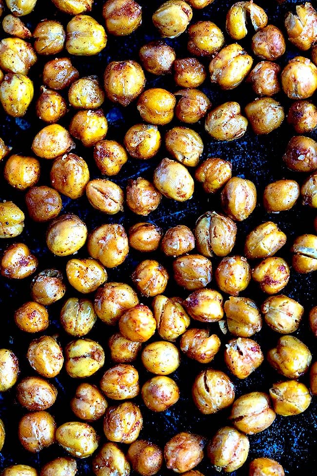 You Only Need 4-Ingredients To Make These Crispy Roasted Chickpeas. Roasted Chickpeas Are The Perfect Healthy Snack Or You Can Add Them To Salads And Bowls. #chickpeas #garbanzobeans #vegan #vegetarian #healthyrecipe #glutenfree #snack #healthysnack #easyrecipe Roasted Chickpeas Recipe