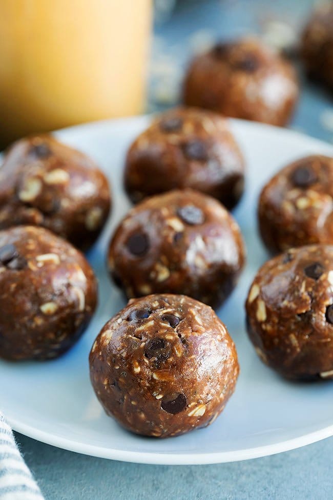 Chocolate Peanut Butter Energy Balls Are The Perfect Healthy No-Bake Snack Or Treat! The Chocolate Peanut Butter Combo Is Amazing And They Only Take 10 Minutes To Make! #energyballs #energybites #snack #healthyrecipe #easyrecipe #nobake #glutenfree #vegetarian #proteinbites #chocolate #peanutbutter #healthysnack No Bake Chocolate Peanut Butter Energy Balls