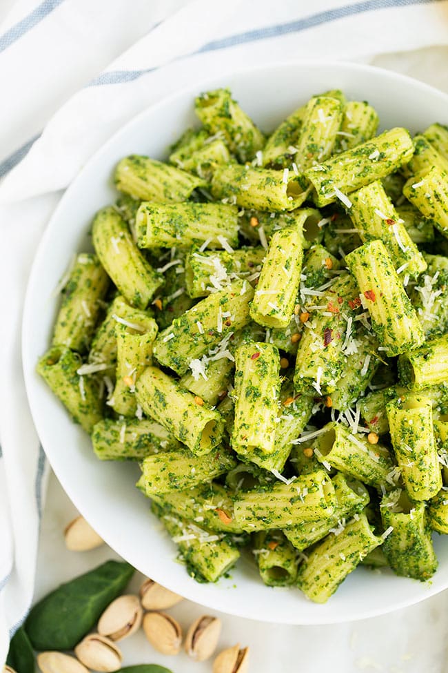 Pasta With Spinach Pistachio Pesto Is A Fresh And Simple Meal That Can Be Made In Under 30 Minutes! This Easy Pasta Recipe Is A Springtime Dinner Favorite! #pasta #pesto #dinner #vegetarian #vegetarianrecipe #easyrecipe #healthyrecipe #spring Easy Pasta with Spinach Pistachio Pesto Recipe