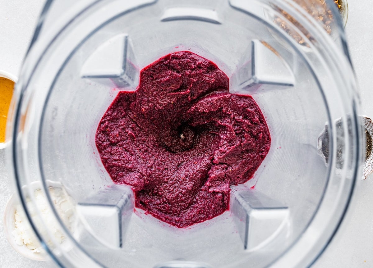 blending acai bowl in blender.