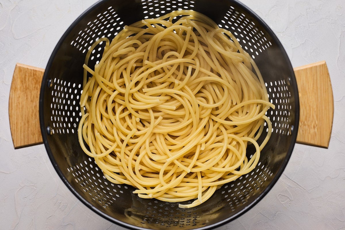 spaghetti in colander.